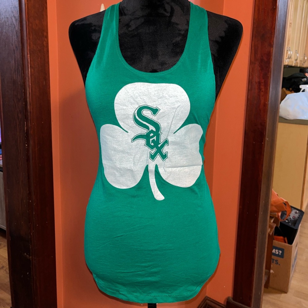 5/$25❌ FINAL CALL❌ Victoria’s Secret St.Patties tank